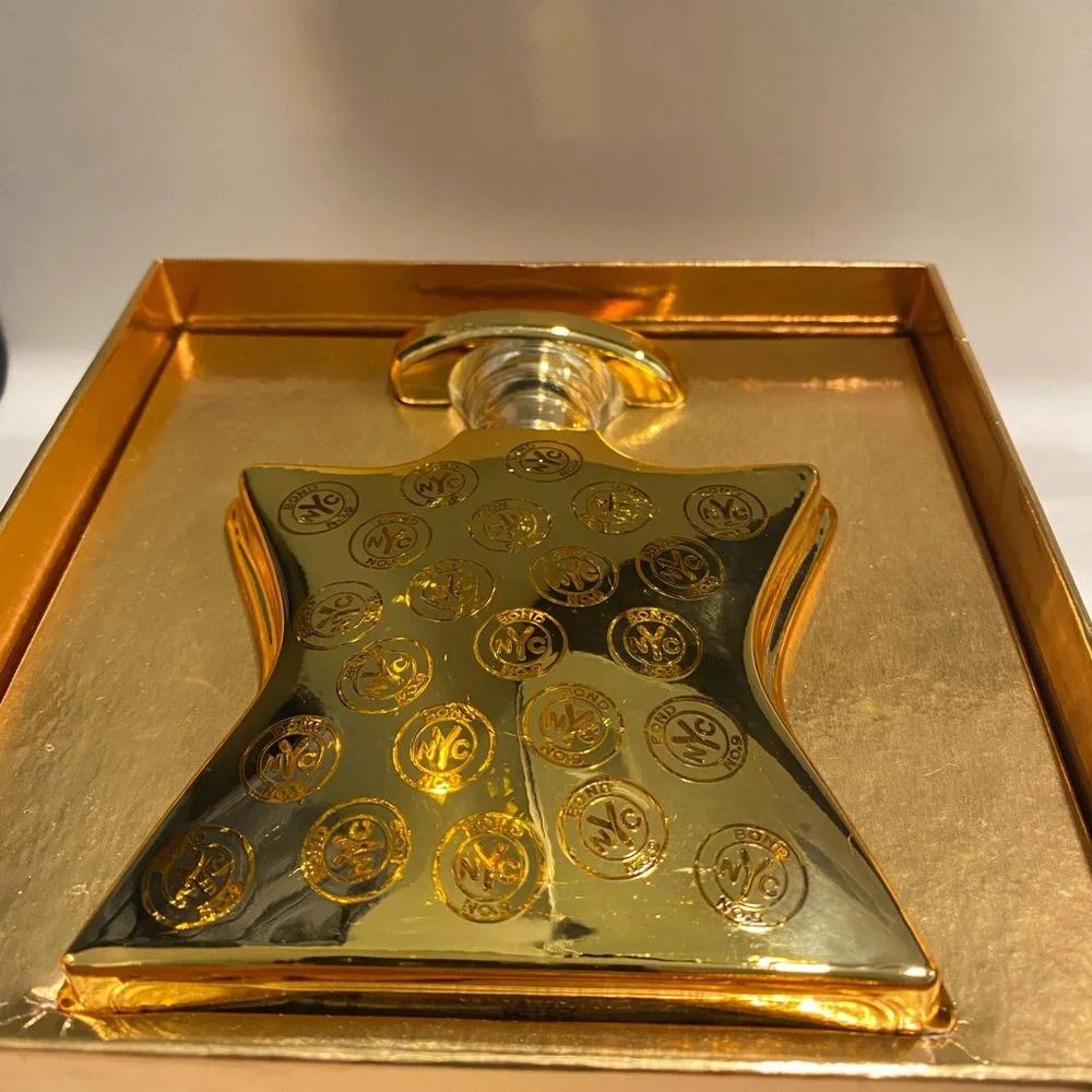 Bond No.9 New York
Bond No. 9 Signature Perfume - 3.3oz - Picture 2 of 5